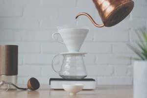 Cà phê rang xay sẵn sẽ phù hợp với phương pháp pour over, còn cà phê hạt thì có thể pha chế bằng nhiều phương pháp khác nhau